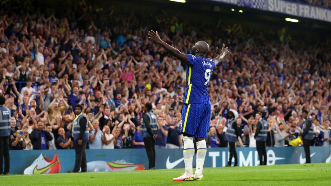 Romelu Lukaku marcó un doblete contra Aston Villa y le dio la victoria al Chelsea.