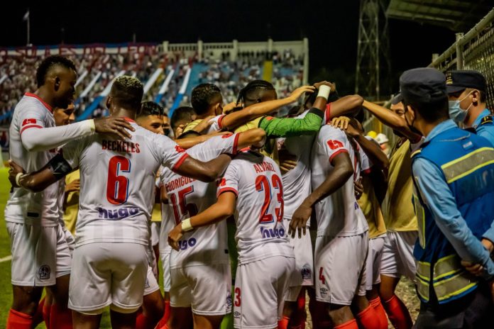 Olimpia yOlimpia y Arboleda reciben fuertes multas por la Comisión Nacional de Disciplina. Foto CD Olimpia. Justin Arboleda deberán pagar considerables sumas de dinero luego de las multas impuestas por la Comisión Nacional de Disciplina.