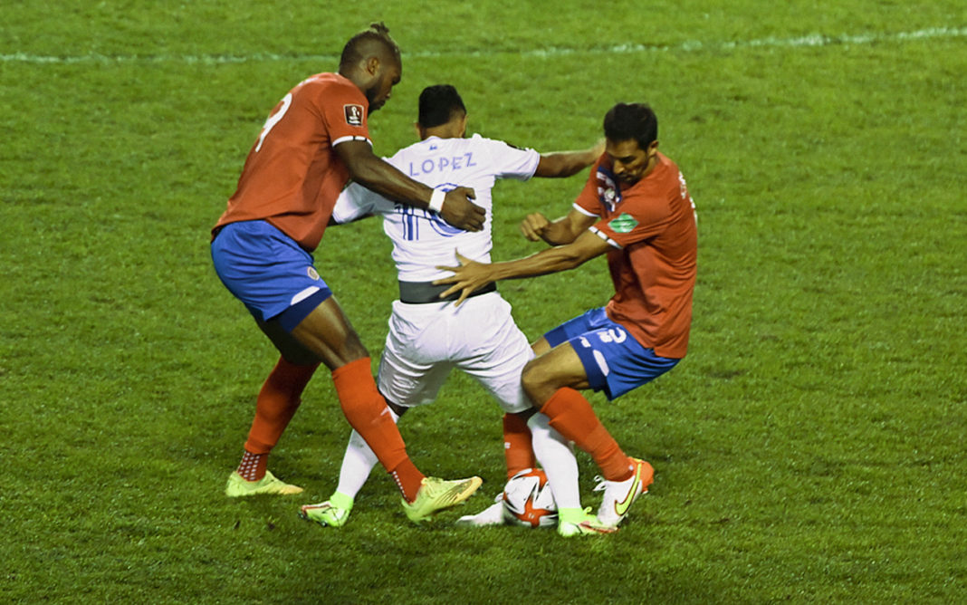Costa Rica y Honduras se enfrentan nuevamente en eliminatorias mundialistas. Foto AFP.