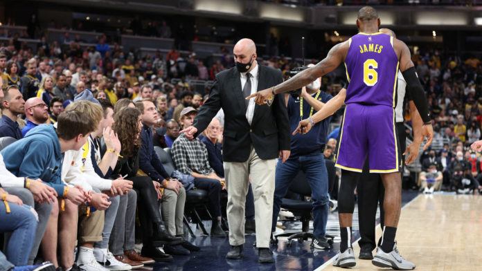 lebron james pareja pacers