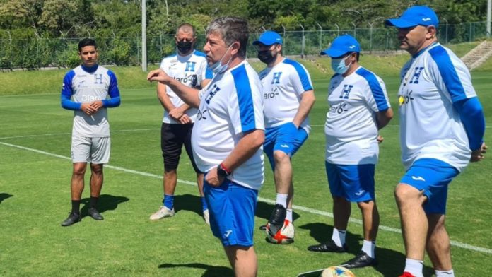 Hernán "Bolillo" Gómez da la cara tras la derrota de Honduras.