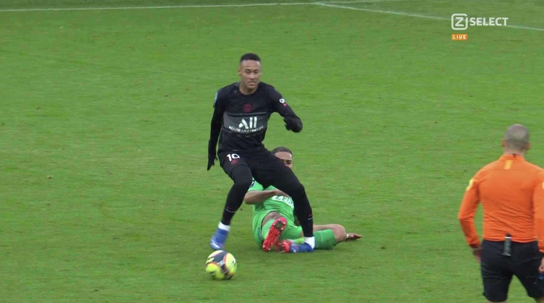 Neymar se lesiona y enciende las alarmas en el PSG.