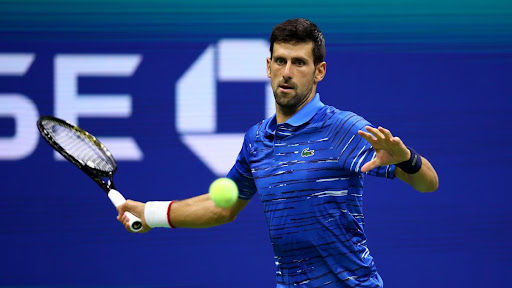 Novak Djokovic avanza a la siguiente ronda del Masters 1000 de París.