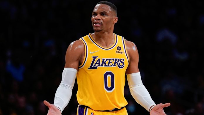 Russel Westbrook bajo los protocolos de Covid impuesto por la NBA.