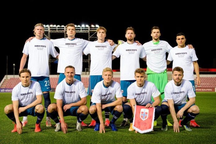 Una camiseta de fútbol de club noruego con código QR para defender los derechos humanos.