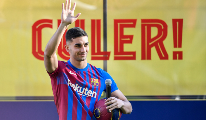 Ferran Torres fue presentado en el Camp Nou.