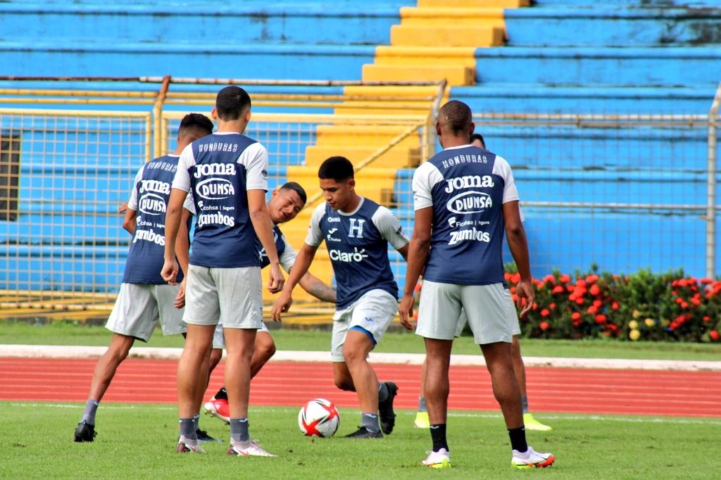 Selección de Honduras realiza segundo entrenamiento en el Olímpico
