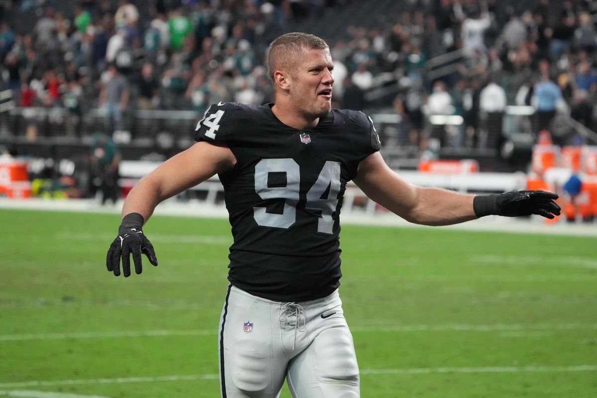 Carl Nassib de los Raiders se convierte en el primer jugador