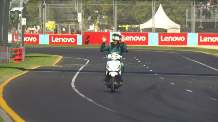 Sebastian Vettel en moto en la pista