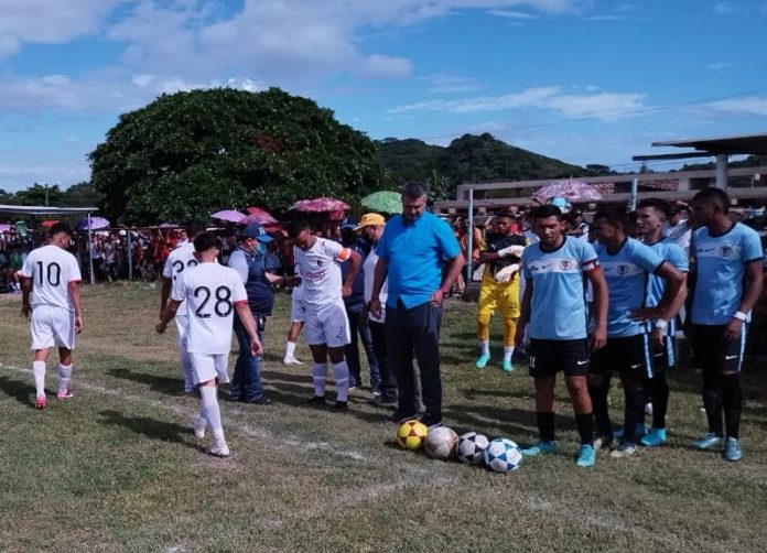 Diego desfila con equipos.