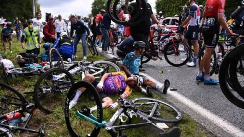 30 ciclistas sufren accidente en el Tour de Francia Femenino.
