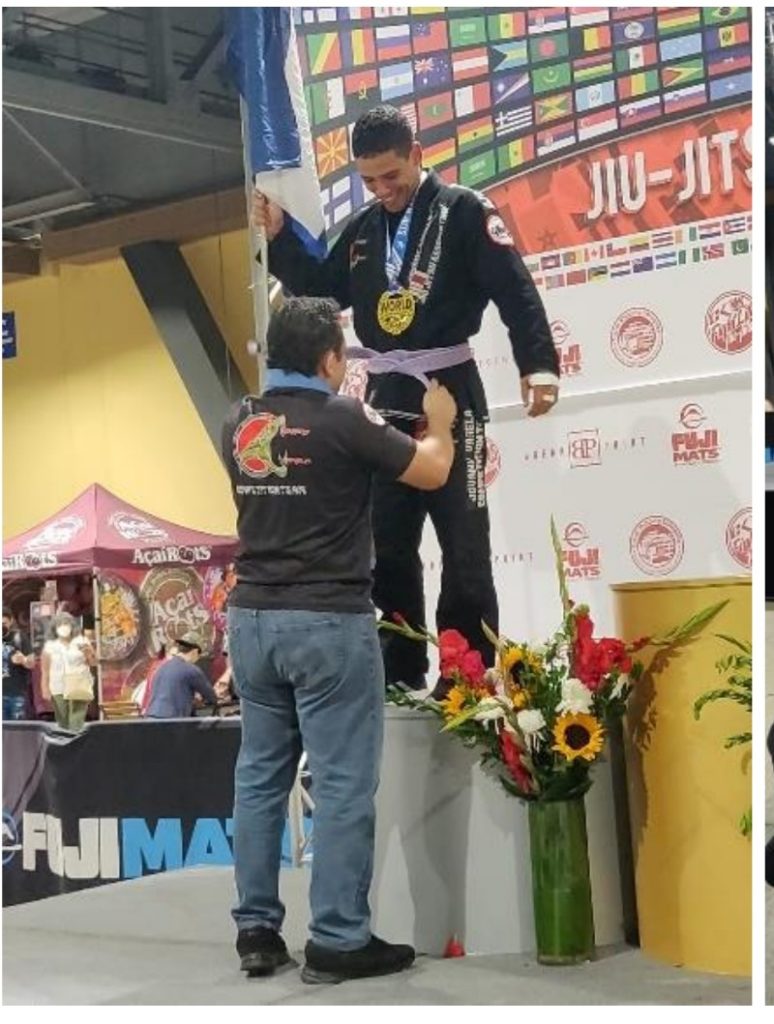 Ricardo recibe con orgullo la medalla de oro.