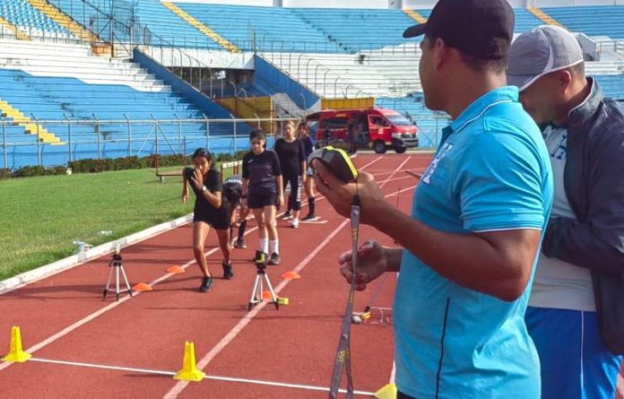 Jóvenes árbitras se someten a prueba física.