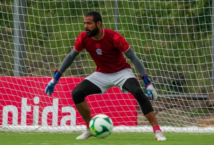 Edrick Menjívar no quiere goles en su porteria.