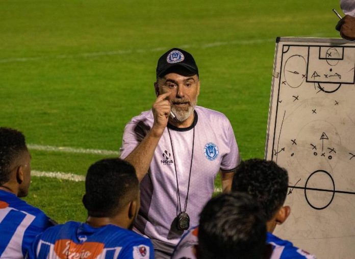 Fernando Araujo, técnico del Victoria.