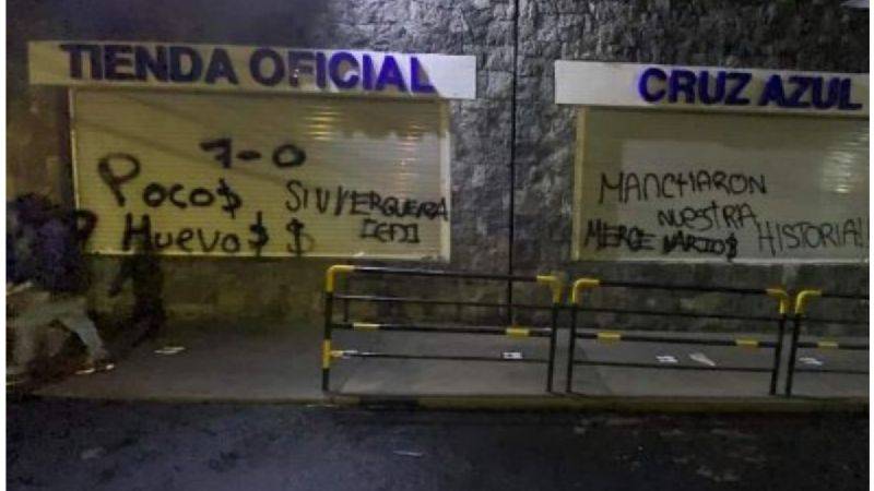 Aficionados del Cruz Azul manchan "La Noria".