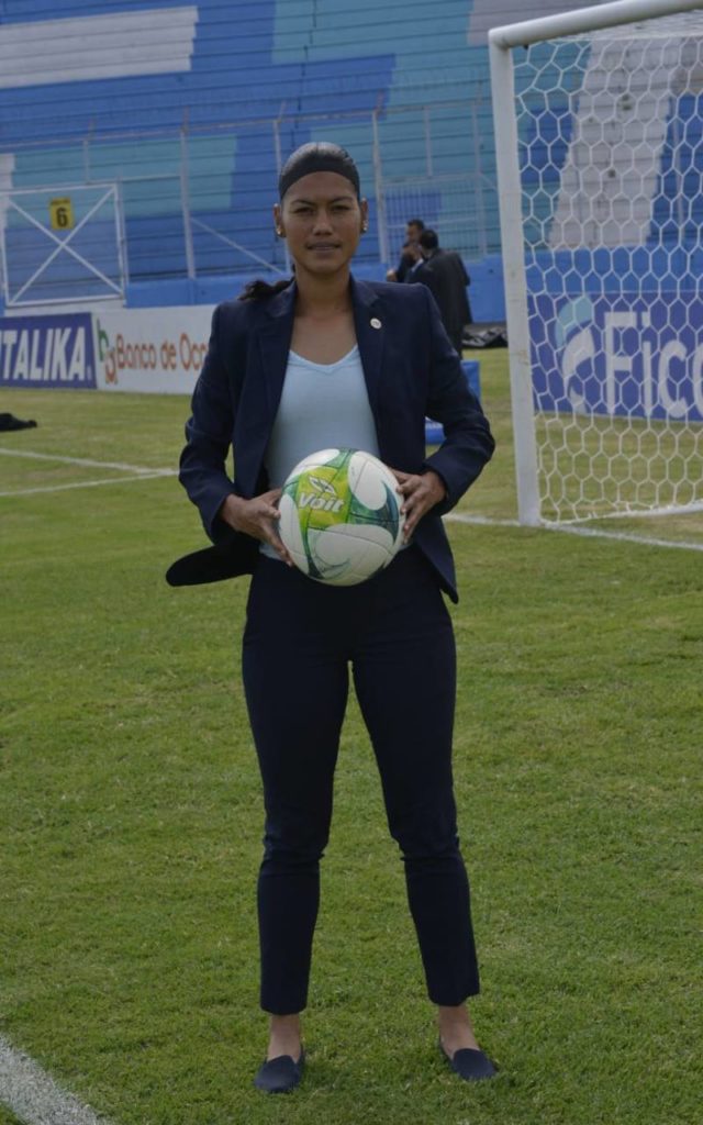 Segunda mujer que dirige en Primera División.