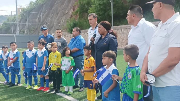 Fatma Samoura inaugura torneo de ligas menores de la capital.