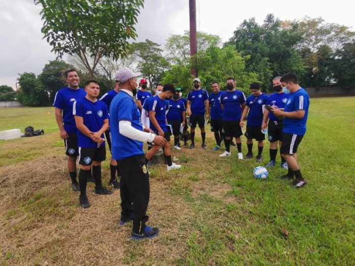 Escuela de Entrenadores prepara a técnicos "D".