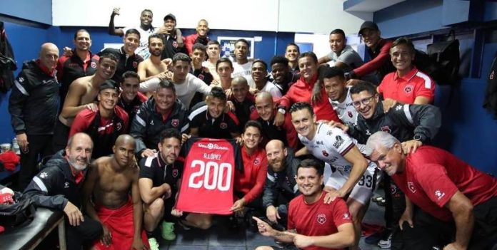 Alex López cumple 200 partidos con el Alajuela.