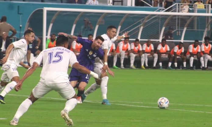 Castellanos se quedó con la camisa de Messi.