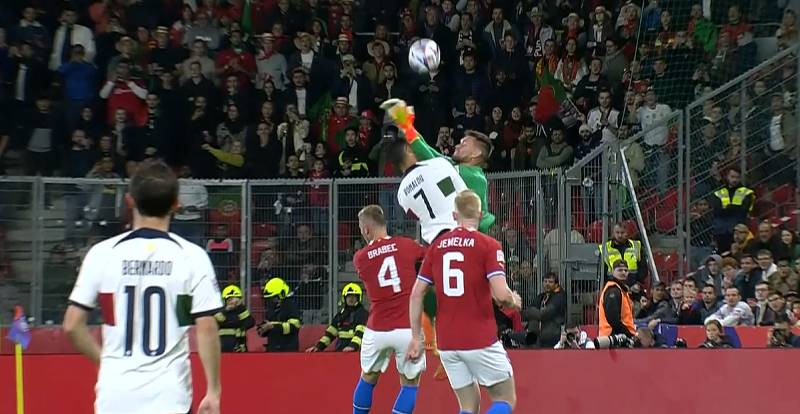 Cristian Ronaldo salta por el balón y recibe golpe en la nariz.