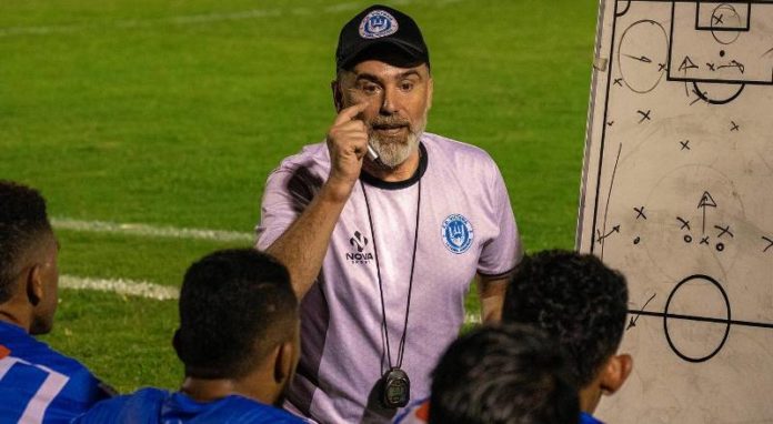 Fernando Araújo, técnico del Victoria.