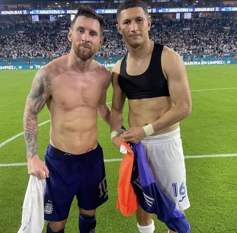 Al final, Castellanos y Messi intercambiaron camisas.