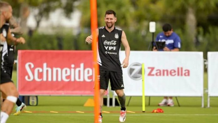 Lionel Messi disfruta antes del partido contra Honduras.