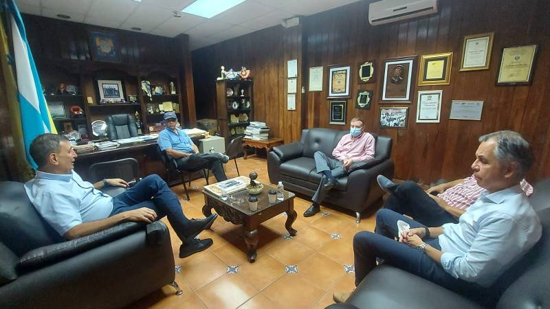 El presidente de la Fenafuth, Jorge Salomón, se reúne con el alcalde de Comayagua, Carlos Miranda.