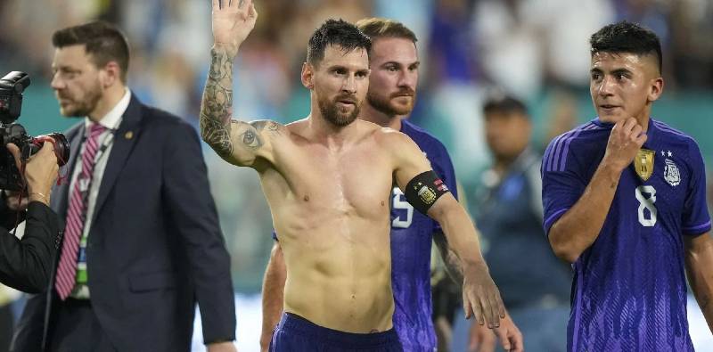 Messi intercambia camisa con su perseguidor.