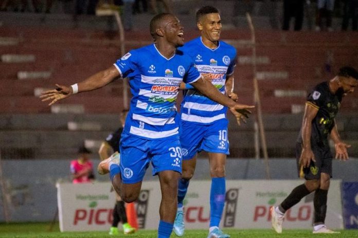 Victoria le ganó 2-1 a Potros de Olancho FC.