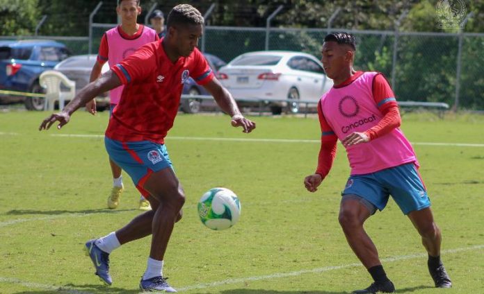 Brayan Beckeles, defensa de Olimpia.