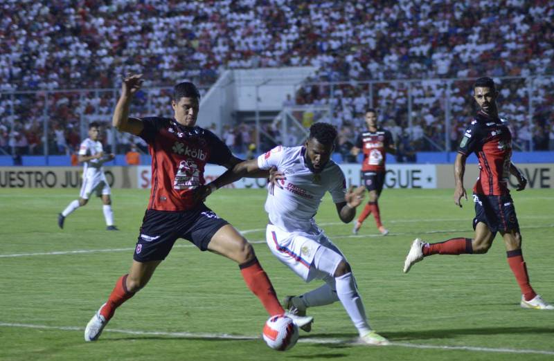 Jorge Benguché mantuvo ocupados a los defensas del Alajuela.