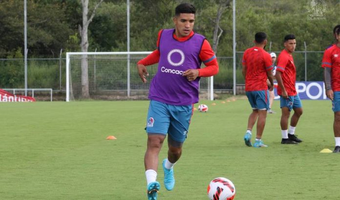 Michaell Chirinos, delantero de Olimpia.