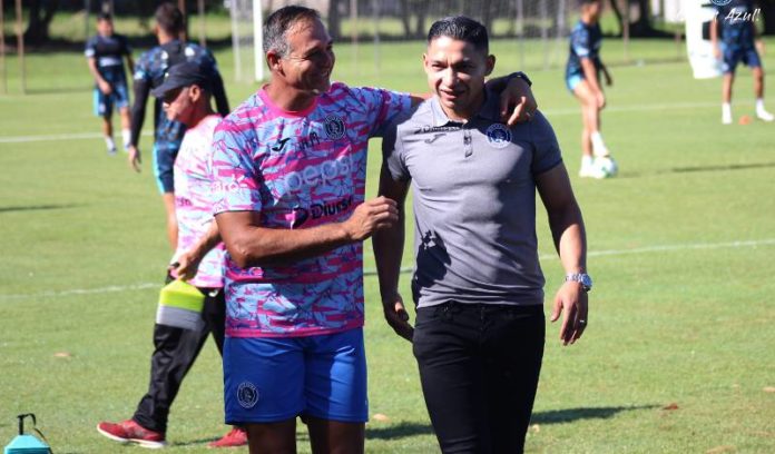 Emilio Izaguirre es recibido por "La Tota".