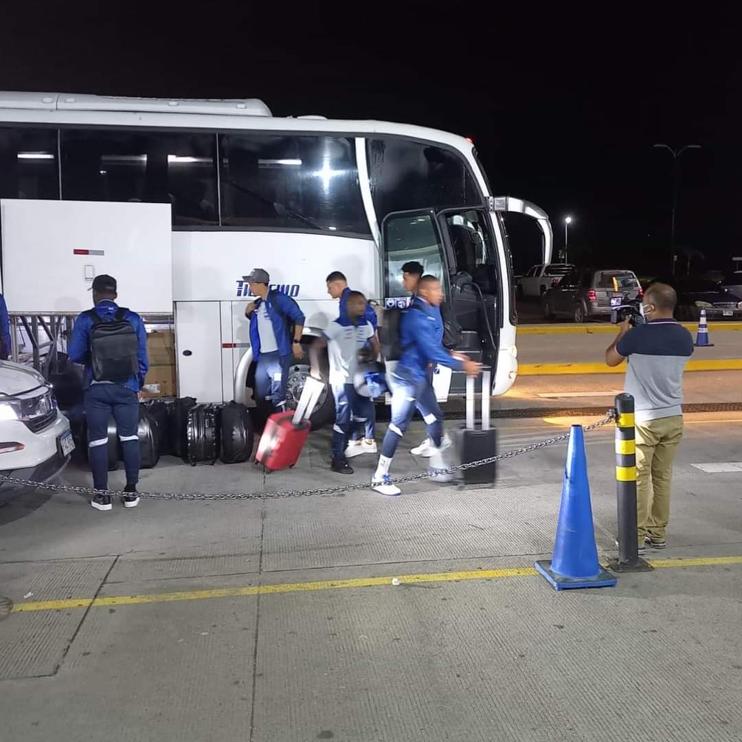 Llegan al aeropuerto Ramón Villeda Morales.