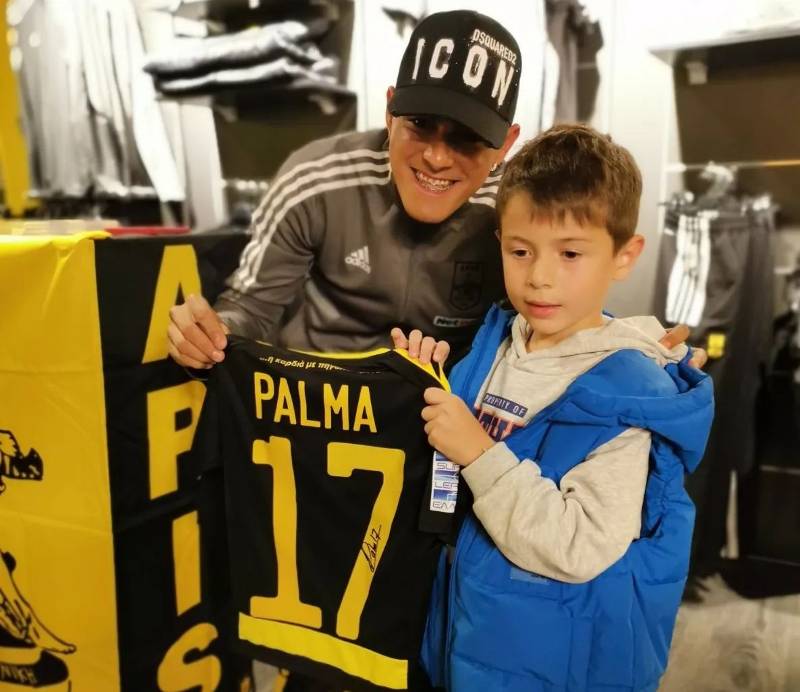 Un pequeño se siente feliz con Luis Palma.