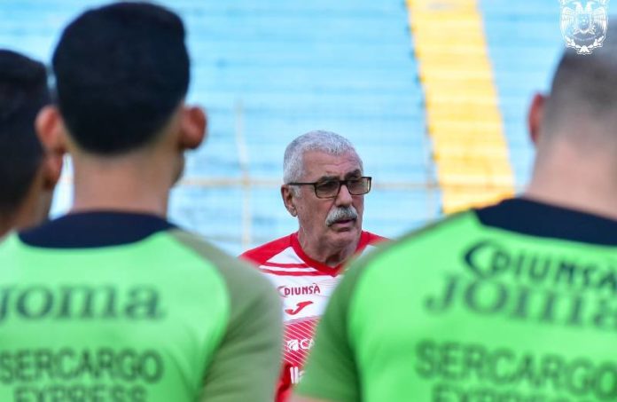 Manuel Keosseián, técnico de Marathón.