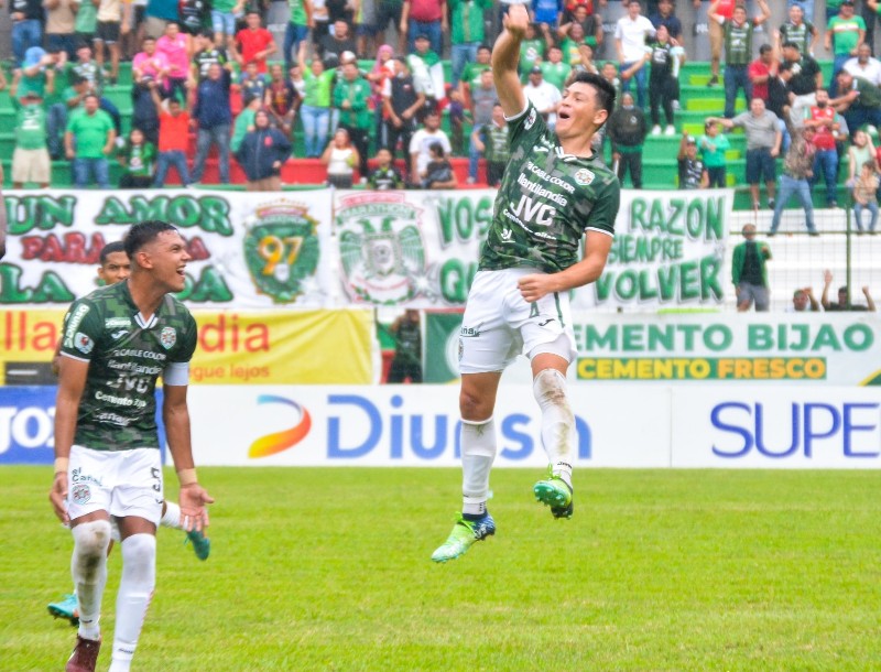 "Paco" Martínez celebra su histórico gol.