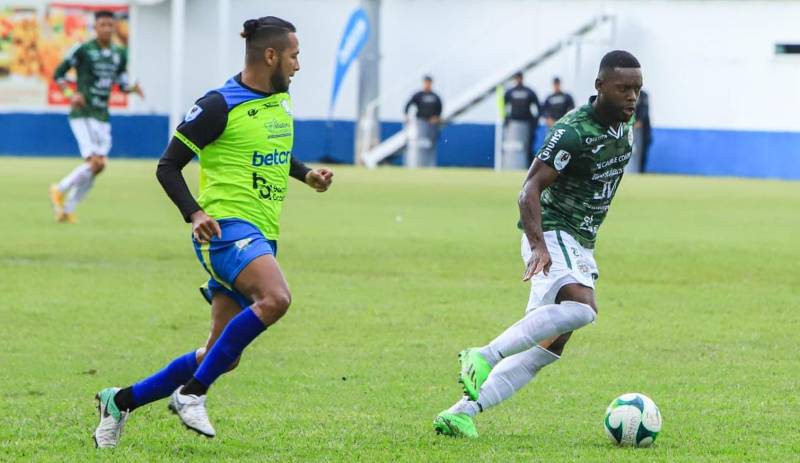 Clayvin Zúniga conduce el balón.