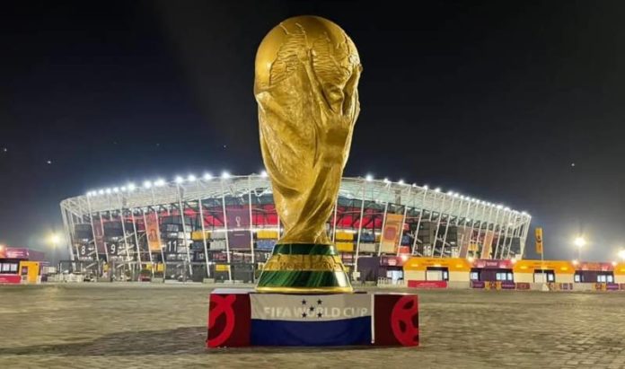 La Copa del Mundo y la Bandera de Honduras.