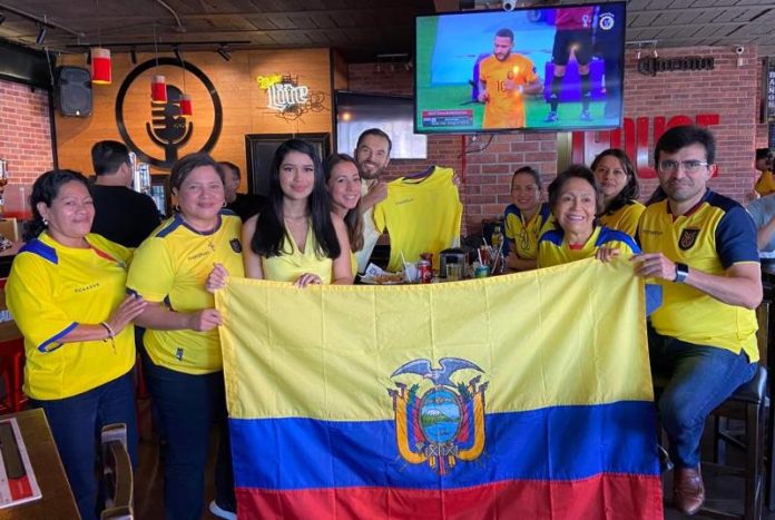 Ecuatorianos celebran en Honduras.