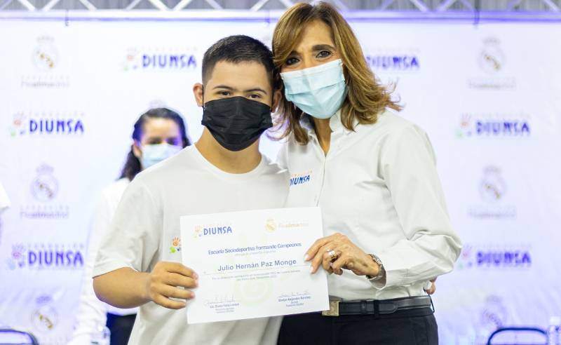 Los niños y jóvenes recibieron su respectivo diploma.