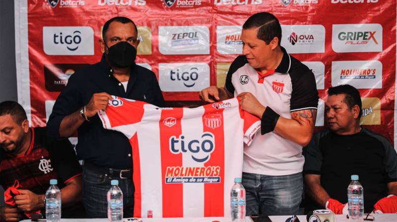 Raúl Cáceres recibe la camisa del Vida.