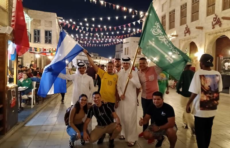 Los hondureños con los aficionados de Arabia Saudita.