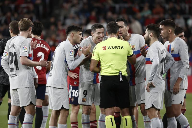 Lewandowski también vio la tarjeta roja durante el partido Osasuna ante Barcelona en el estadio El Sadar. 