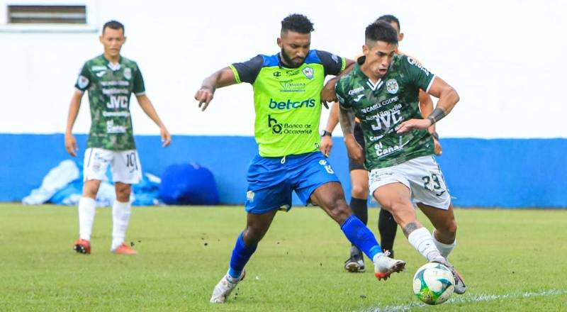 Lucha por el balón en el centro del campo.