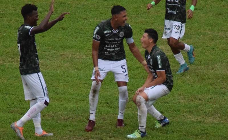 Los jugadores del Marathón reciben con alegría a su compañero, Francisco "Paco" Martínez, anotador del gol contra Potros de Olancho FC.