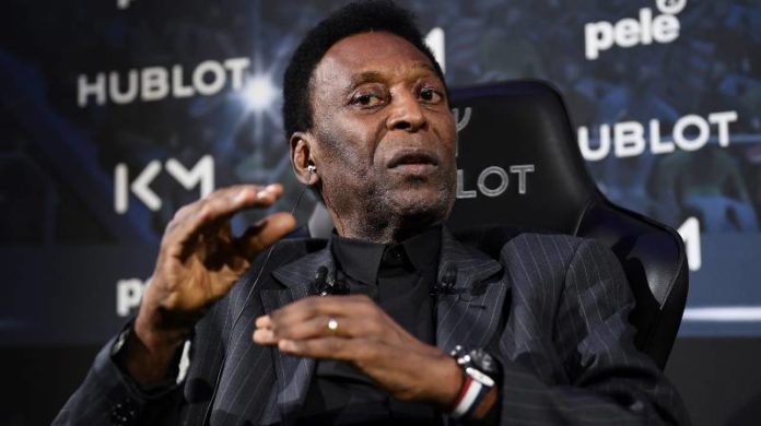 Pelé esta hospitalizado.